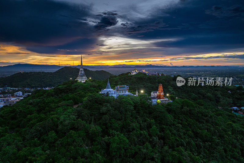 在Phra Nakhon Khiri历史公园的暮色中